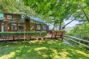 Terrace/patio - Sasha’s Hidden Creek Cabin-Magical Views, 12 Acres (Maggie Valley)