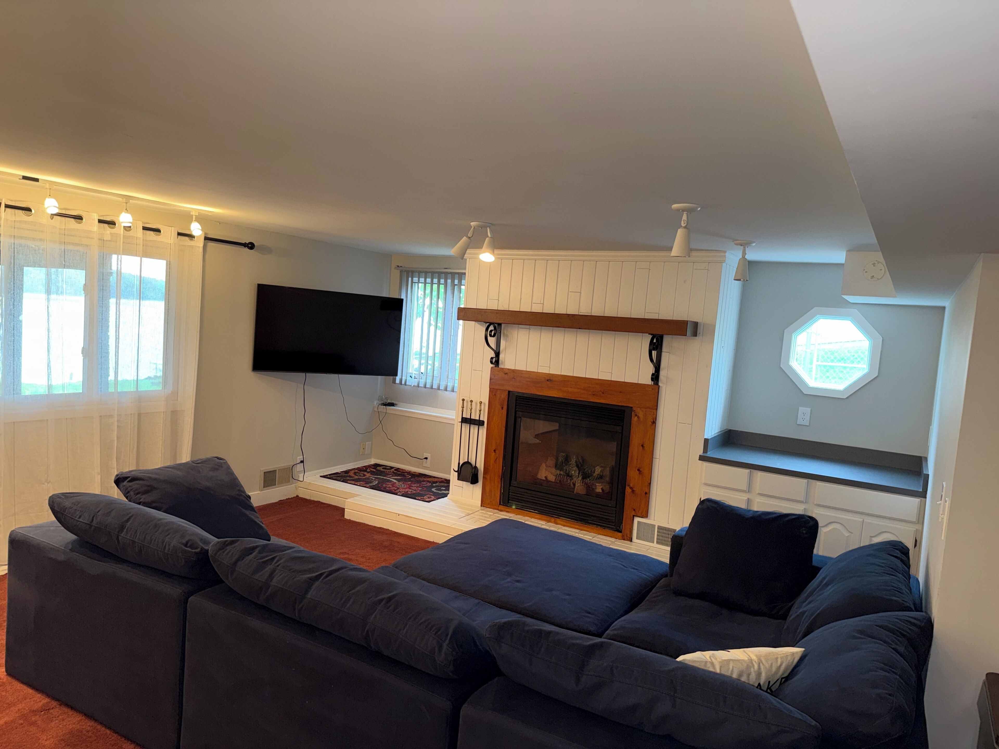 Smart-tv, eldstad, dvd-spelare och ett bordtennisbord