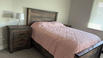 5 chambres, bureau, fer et planche Ă repasser, lit parapluie