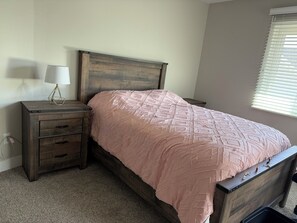 Skrivebord, strykejern/-brett, reiseseng for barn og wi-fi (inkludert)