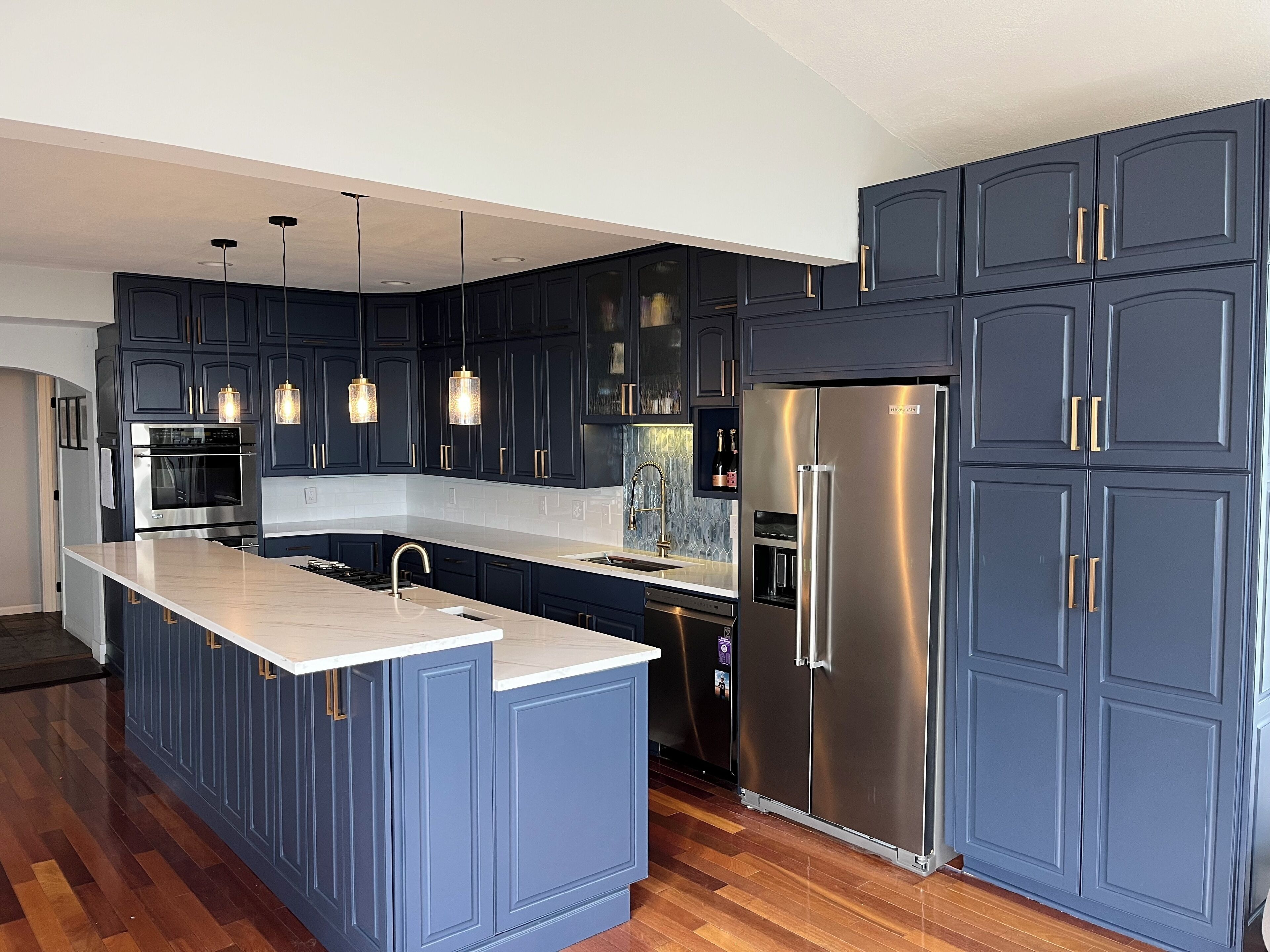 Jääkaappi, mikroaaltouuni, uuni, liesi