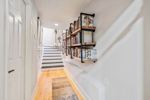 Interior - 3BR with views of Oakland Hills and Hot Tub (Oakland)