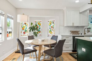 Dining - 3BR with views of Oakland Hills and Hot Tub (Oakland)
