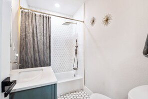 Hair dryer, towels, soap, toilet paper - 3BR with views of Oakland Hills and Hot Tub (Oakland)