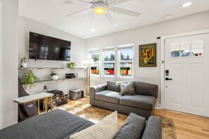 Living area - 3BR with views of Oakland Hills and Hot Tub (Oakland)