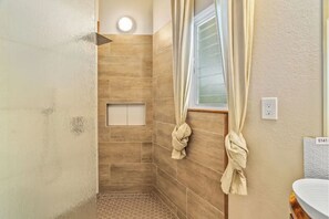 Shower, jetted bath, hair dryer, towels - Custom star shaped 4bedroom 4bath home on 9th hole with mountain-waterfall views (Princeville)