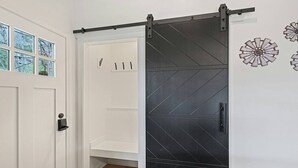 Una porta bianca con una porta a griglia scorrevole sulla destra.