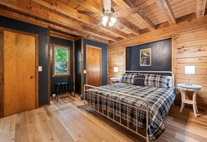 Desk, iron/ironing board, travel cot, WiFi - Maggie Valley Apres-Stunning! Hot Tub, Game Room (Maggie Valley)