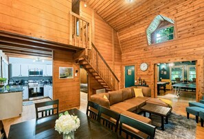 TV, fireplace, ping pong - Maggie Valley Apres-Stunning! Hot Tub, Game Room (Maggie Valley)