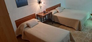 7 室のベッドルーム、アイロン / アイロン台、WiFi (無料)、ベッドシーツ