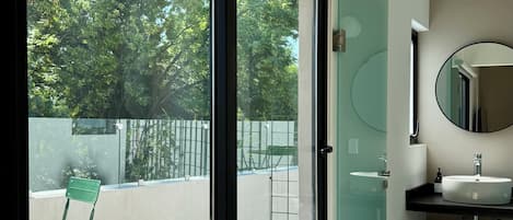 Apt 403 | Escritorio, espacio para trabajar con laptop y insonorización