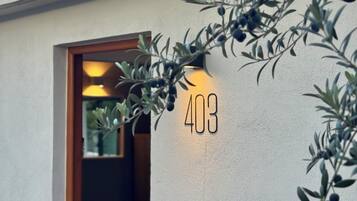 Apt 403