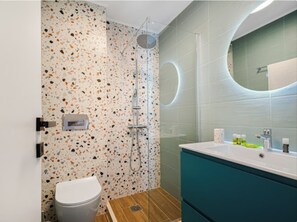 Shower, hair dryer, towels, soap - Blue Mare Suite By IdealStay Experience (Gazi)
