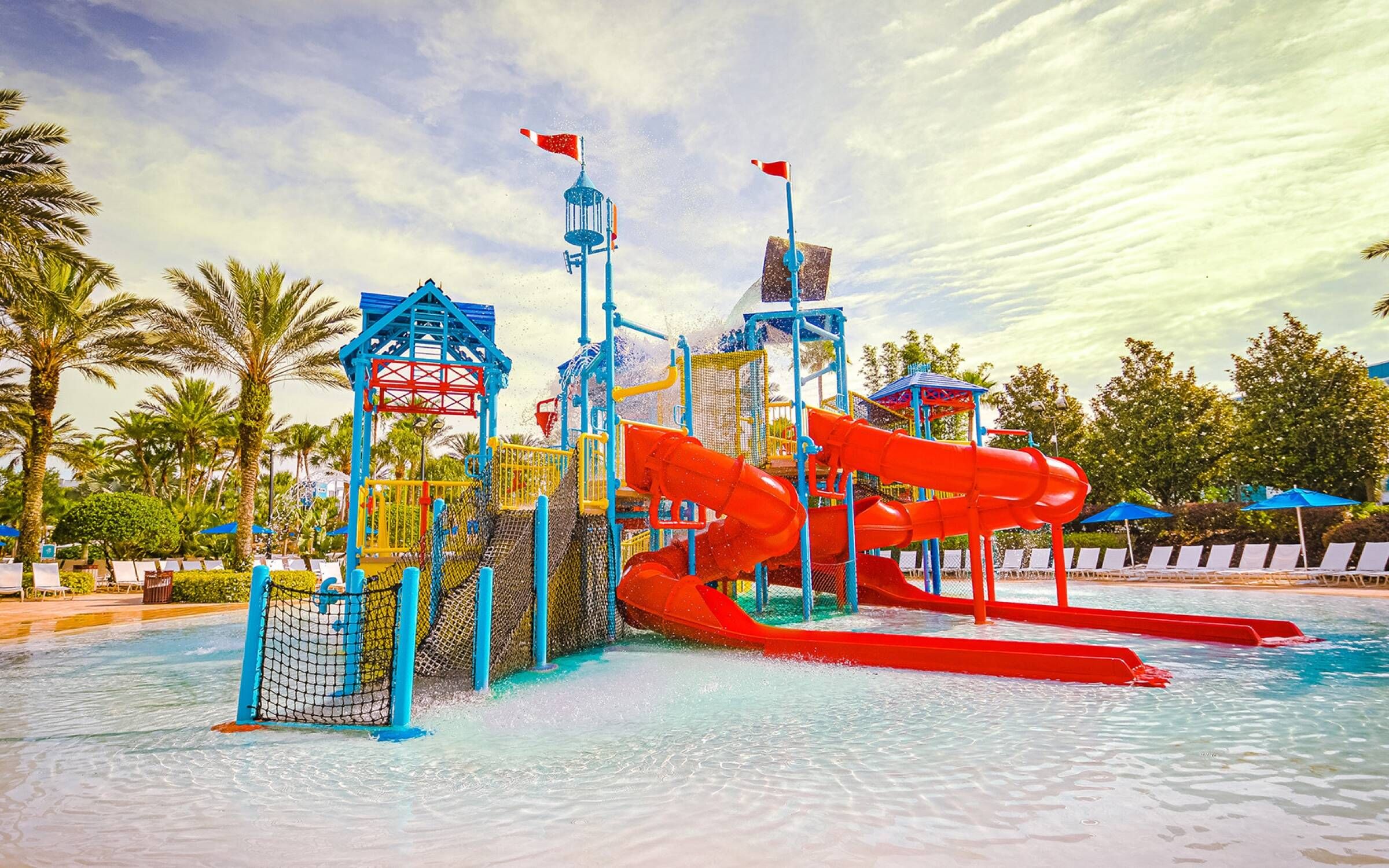 Parque acuático con toboganes y piscina.