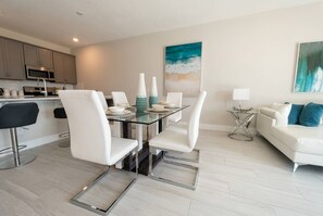 Dining - Modern 3BR Home Near Disney | Reunion (Kissimmee)