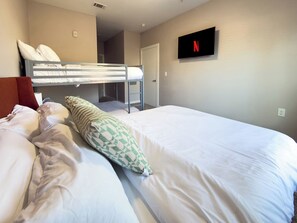 2 bedrooms, iron/ironing board, WiFi, bed sheets - 1st Floor - Pool, Gym, Dog Park, Parking near DTA (Cedar Park)