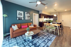 Living area - 1st Floor - Pool, Gym, Dog Park, Parking near DTA (Cedar Park)