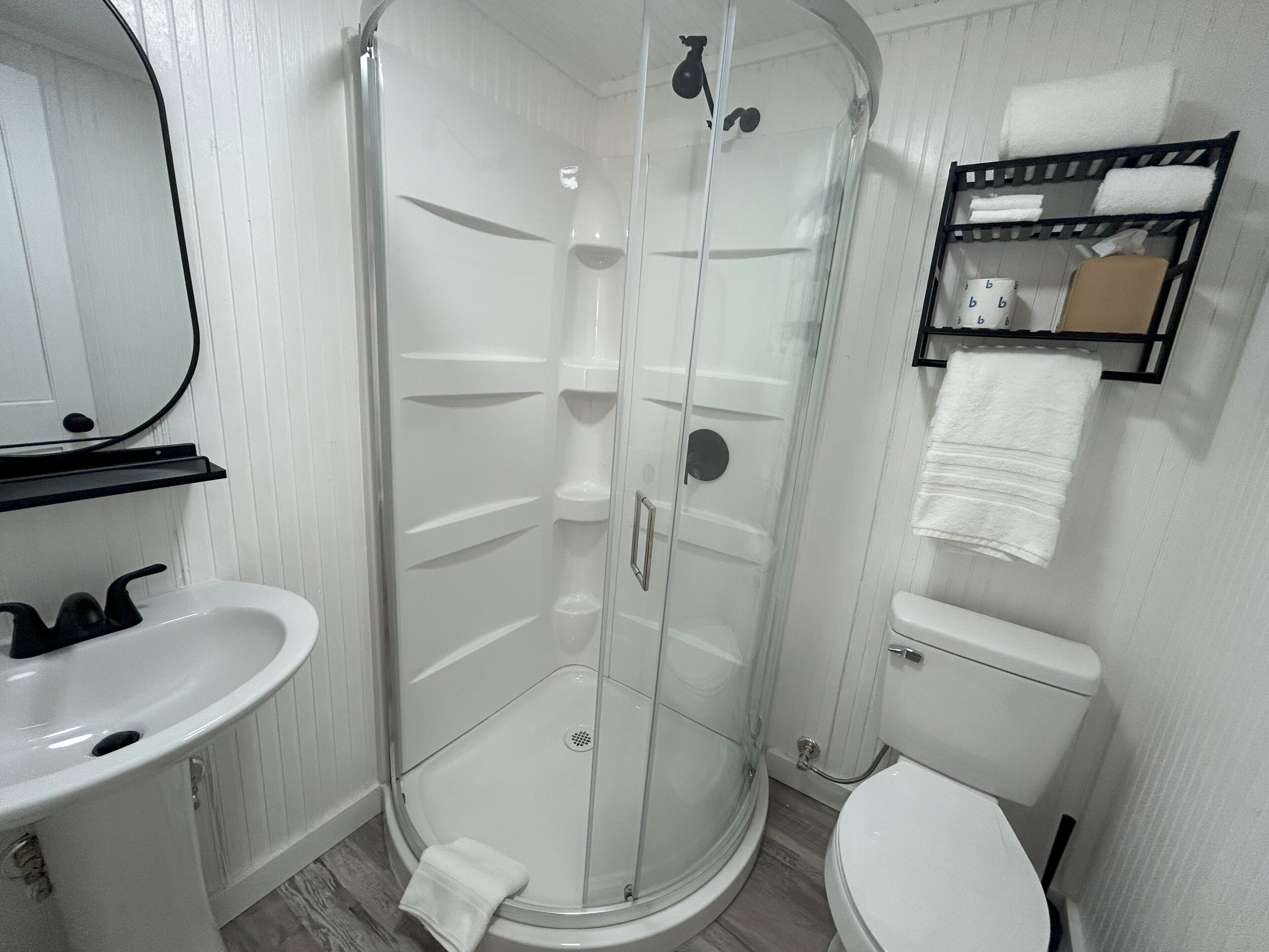 Studio, 1 Queen-Bett, Nichtraucher | Badezimmer | Dusche, Handtücher