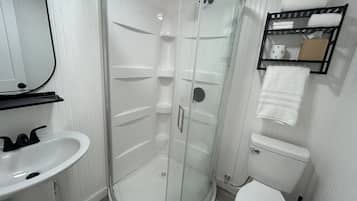 Studio, 1 Queen-Bett, Nichtraucher | Badezimmer | Dusche, Handtücher