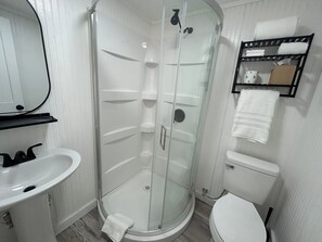 Studio, 1 Queen-Bett, Nichtraucher | Badezimmer | Dusche, Handtücher