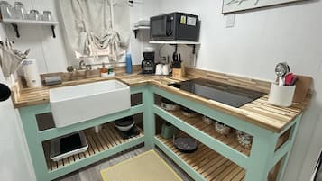 Chalet rustique, 1 très grand lit et 1 canapé-lit, non-fumeur, vue sur la baie | Cuisine privée