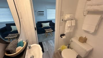 Ferienhütte, 1 King-Bett und Schlafsofa, Nichtraucher, Buchtblick | Badezimmer | Dusche, Handtücher