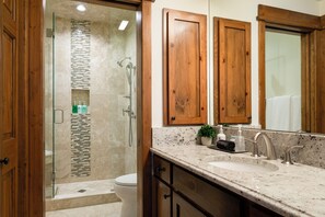 Hair dryer, towels, soap, toilet paper - Beautiful 4 Bedroom Condo with pool and hot tub access. 150 yards to Gondola (Vail)
