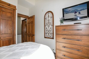 4 bedrooms, iron/ironing board, WiFi, bed sheets - Beautiful 4 Bedroom Condo with pool and hot tub access. 150 yards to Gondola (Vail)