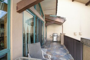 Terrace/patio - Beautiful 4 Bedroom Condo with pool and hot tub access. 150 yards to Gondola (Vail)