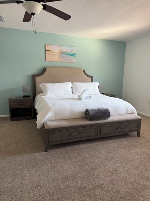 4 bedrooms, iron/ironing board, WiFi, bed sheets - 4BR/3BA Family & Pet-Friendly Oasis Near Downtown (Lakeland)