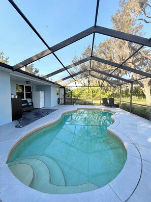 Een buitenzwembad, een verwarmd zwembad