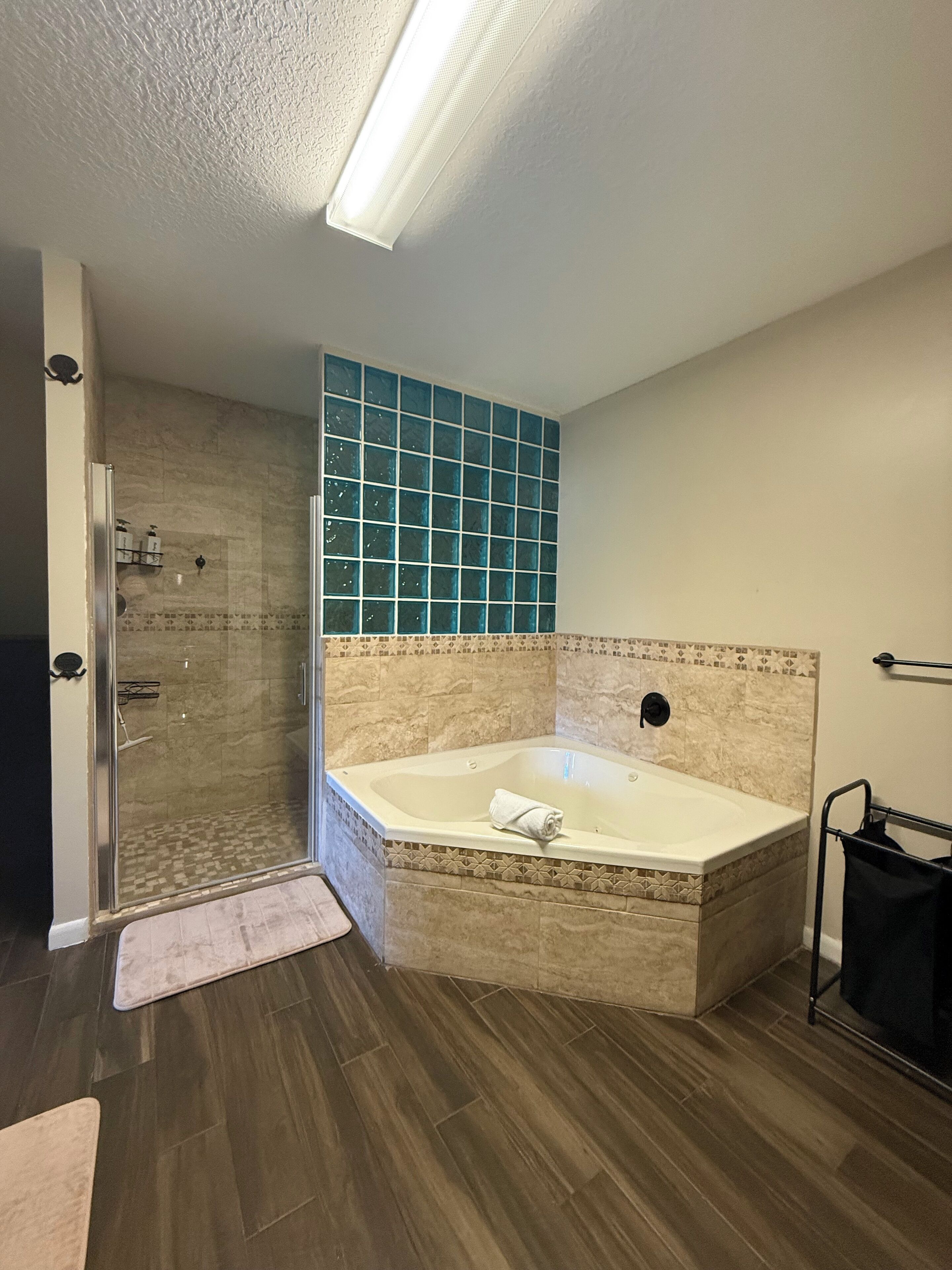 Douche, séchoir à cheveux, serviettes fournies, savon