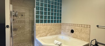4BR/3BA Family & Pet-Friendly Oasis Near Downtown