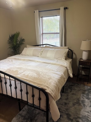 Desk, iron/ironing board, travel crib, free WiFi - Nana's house (Caddo)