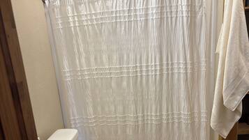 Haartrockner, Handtücher, Seife, Shampoo