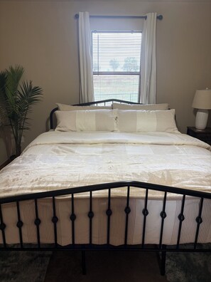Desk, iron/ironing board, travel crib, free WiFi - Nana's house (Caddo)