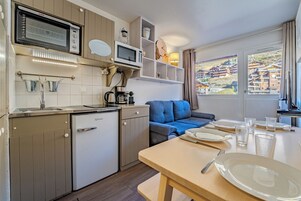 Standard Apartment, Mountain View | Private kitchen | Mini-fridge, microwave, oven, stovetop