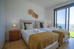 Tabla de planchar con plancha, wifi y ropa de cama 