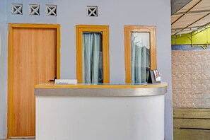Reception - OYO 95060 Ahzafani Homestay Syariah (Lemahireng)