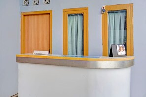 Reception - OYO 95060 Ahzafani Homestay Syariah (Lemahireng)