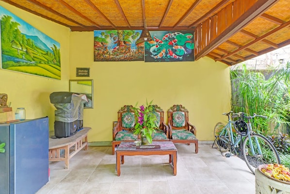 Reception - OYO 95060 Ahzafani Homestay Syariah (Lemahireng)