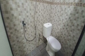 Bathroom - OYO 95060 Ahzafani Homestay Syariah (Lemahireng)