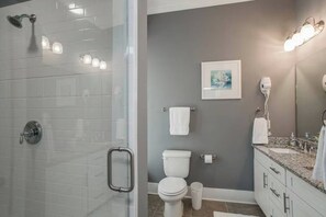 Shower, hair dryer, towels - Spacious Nashville Family Home| Perfect for Groups (Nashville)