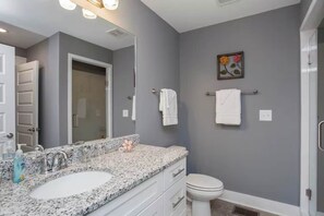 Shower, hair dryer, towels - Spacious Nashville Family Home| Perfect for Groups (Nashville)