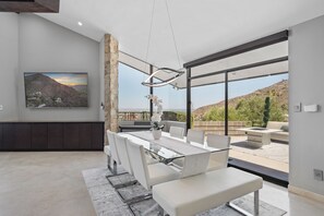 Interior - Camelback Valley / Mountain Views, Pool & Hot Tub (Paradise Valley)