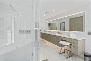 Shower, hair dryer, towels, soap - Camelback Valley / Mountain Views, Pool & Hot Tub (Paradise Valley)