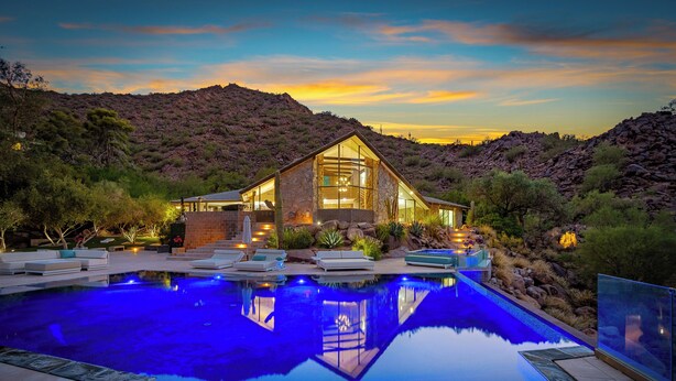 A modern house with a pool, surrounded by natural landscape. - Camelback Valley / Mountain Views, Pool & Hot Tub (Paradise Valley)