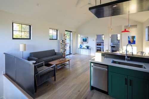 Modern Carriage House in Colorado's wine country