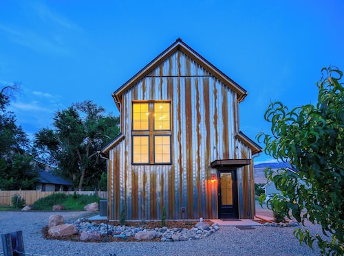 Modern Carriage House in Colorado's wine country