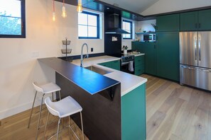 Private kitchen - Modern Carriage House in Colorado's wine country (Palisade)